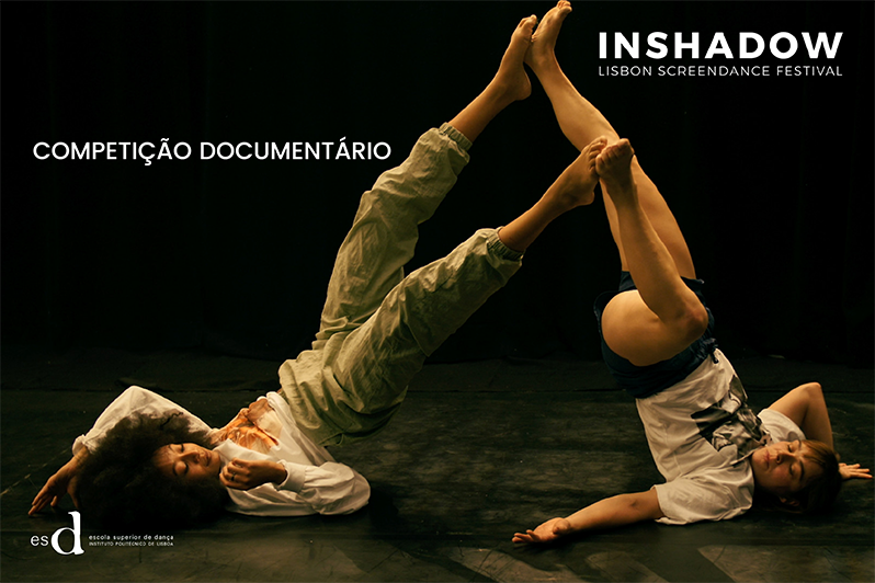 2 bailarinas deitada em palco