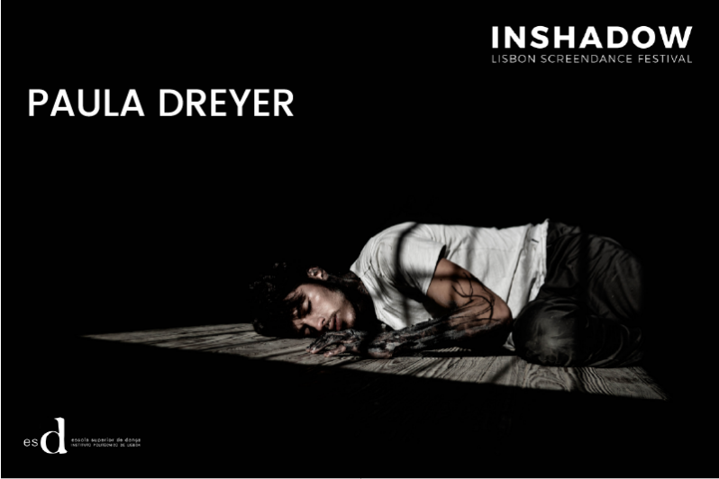 bailarino deitado em palco