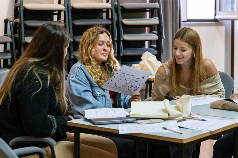 estudantes sentadas em secretária a ler