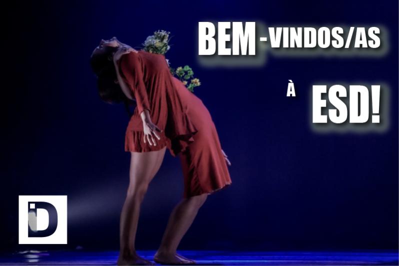 Bailarinas inclinadas para trás com ramo de flores seguros no peito