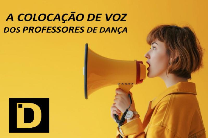 pessoa falando no megafone