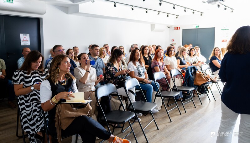 foto equipas na sala de formação