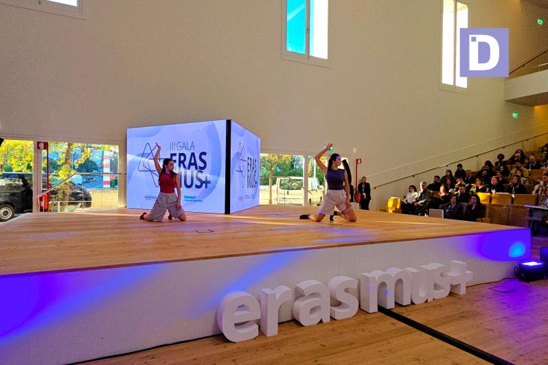 Alunas em palco - gala erasmus+