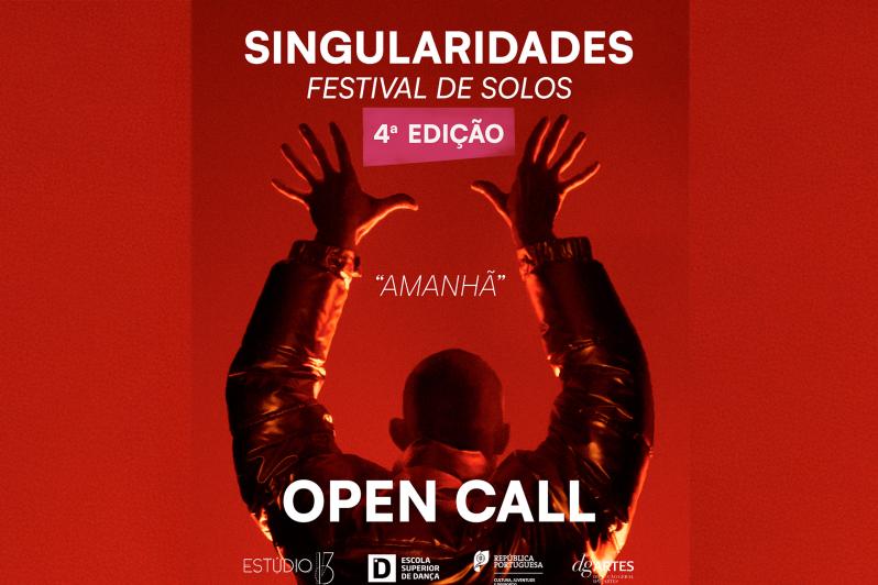 homem de costas de braços levantados