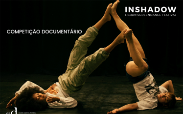 2 bailarinas deitada em palco