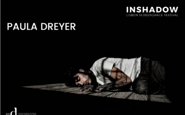 bailarino deitado em palco