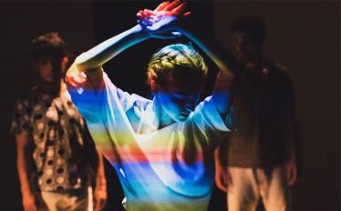 bailarina com reflexo cores arco iris no figurino