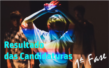 bailarina com reflexo cores arco iris no figurino