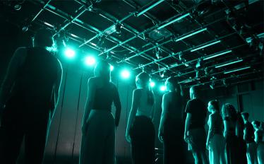 bailarinos em linha em cena 