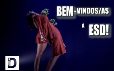 Bailarinas inclinadas para trás com ramo de flores seguros no peito