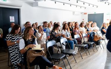 foto equipas na sala de formação