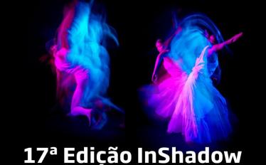 fotografia desfocada com cores azul e lilás