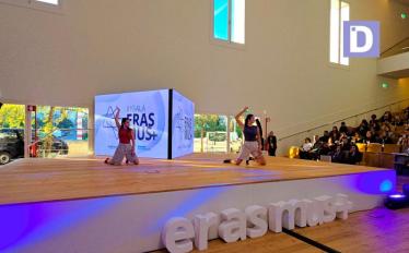 Alunas em palco - gala erasmus+