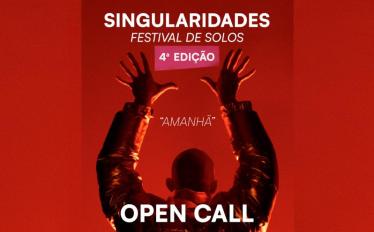 homem de costas de braços levantados